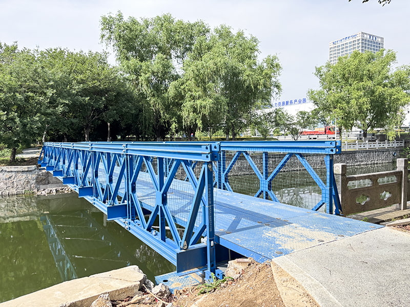Jembatan Bailey Pejalan Kaki Bertulang Satu Lapis, Dicat Biru Anti Korosi, Panjang 24 Meter