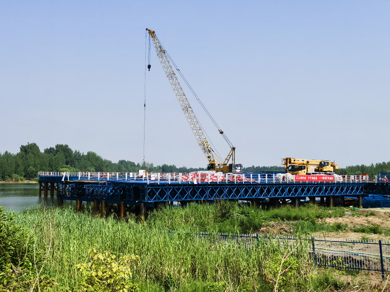Platform Konstruksi Dicat Biru untuk Jembatan